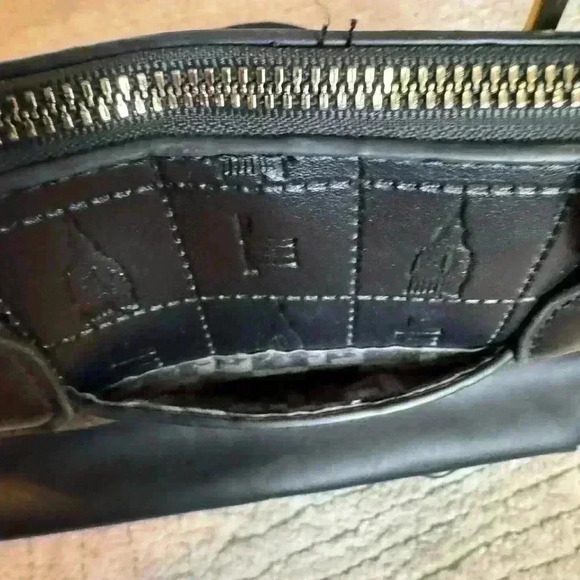 Beautiful London Fog vegan leather zip around purse. - Picture 6 of 9